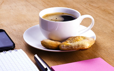 чашка кофе с печеньем