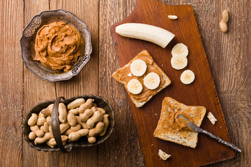 sandwich with peanut butter and banana