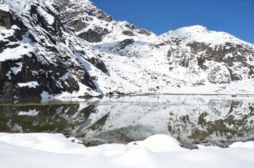 Непал, Гималаи, первое озеро Гокио, 4700 метров над уровнем моря