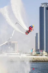 Tableaux ronds sur aluminium brossé Sports nautique Le sportif extrême sur flaybord effectue des tours dans les compétitions de sports extrêmes à Dubaï, Émirats Arabes Unis