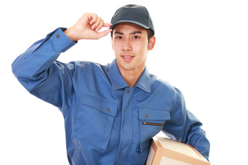 荷物を運ぶ笑顔の宅配人