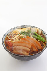 沖縄伝統の三枚肉そば