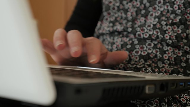 femme travaillant sur son portable