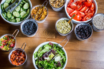  ассорти из сухофруктов, нарезанных овощей, семян на деревянном столе.