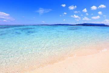 Fototapeta premium 美しい沖縄のビーチと夏空