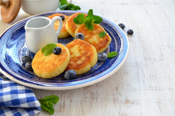 Cheesecakes of cottage cheese with honey and berries for breakfa