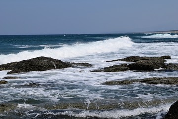 Fototapeta na wymiar 日本海の荒波／山形県の庄内浜で日本海の荒波風景を撮影した写真です。庄内浜は非常にきれいな白砂が広がる海岸と、奇岩怪石の磯が続く大変素晴らしい景観のリゾート地です。