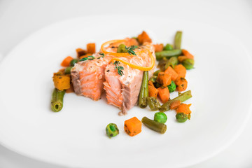 Baked salmon with green beans, carrots, green peas and thyme