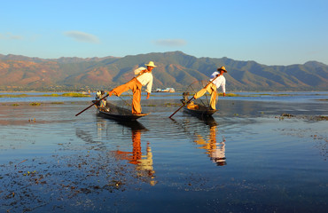 Traditional fishermen at Inle lake in Myanmar © Kokhanchikov