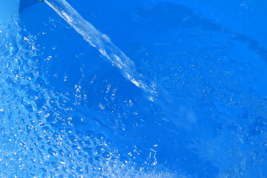 給水イメージ／水道の蛇口からポリバケツに給水している風景を撮影した、給水イメージの写真です。