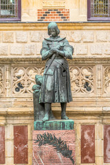 Fototapeta na wymiar Statue de Jeanne d'Arc dans la cour de l'Hôtel Groslot d'Orléans
