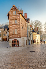 Fototapeta na wymiar Maison médiévale à pan-de-bois du vieil Orléans.