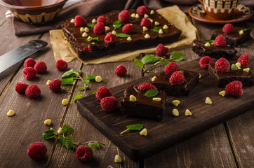 Chocolate brownies with mint