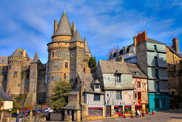 Vieilles maisons et château à Vitré, Bretagne  - obrazy, fototapety, plakaty
