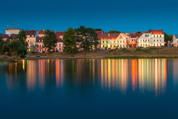 Fototapeta na wymiar beautiful houses on the river bank at sunset