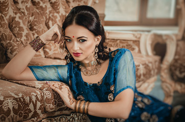Obraz na płótnie Canvas portrait of a beautiful woman in a traditional Chinese dress blue Indian saris