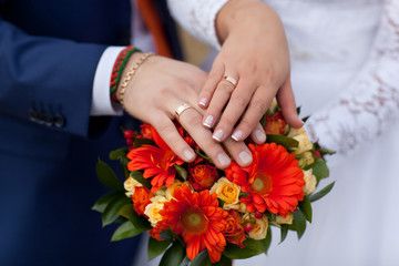 Obraz na płótnie Canvas wedding rings on flowers background