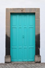 Restaurierte Haust&uuml;r eines historischen Wohnhauses in hellblau