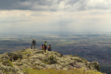 Fototapeta premium Beautiful landscape with tourists in the mountain