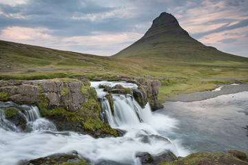 Kirkjufell - Berg und Wasserfall | Island 