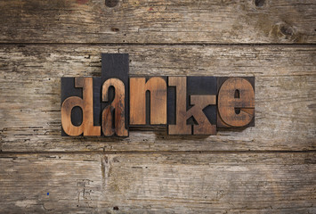 Fototapeta premium Danke mit alten Holzlettern geschrieben