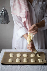 Obraz premium girl prepares biscuits for tiramisu