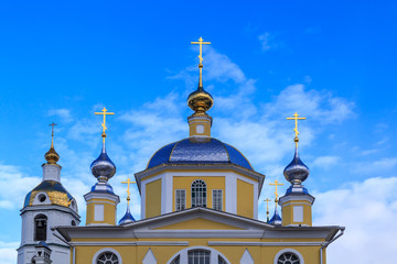 Fototapeta na wymiar Николо-Шартомский монастырь, надвратная церковь на фоне синего неба с легкими облаками
