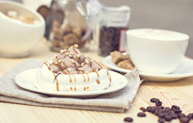 White meringues with brown chocolate stripes. Tonnet photo.