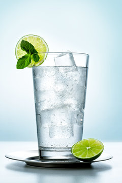 Vaso de agua con limón