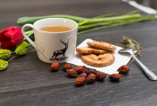 Dogrose tea with cookies