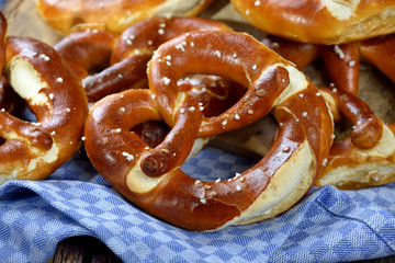 Frische, handgemachte bayerische Brezen vom Bäckermeister - Fresh handmade  Bavarian pretzels from the domestic master baker