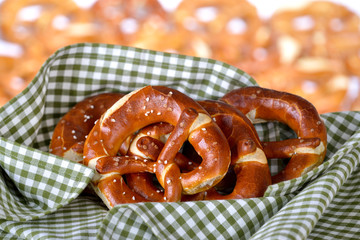 Frische, handgemachte bayerische Brezen vom Bäckermeister vor softigem Brezenhintergrund - Fresh...