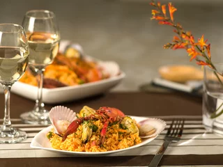 Lichtdoorlatende gordijnen Schaaldieren Seafood Paella in fine dining setting