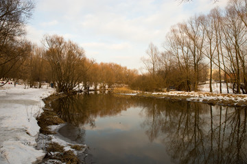 Панорама реки и деревьев в зимнем городском парке....