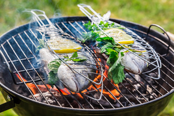 Fototapety  Grillowanie smacznej ryby z ziołami i cytryną