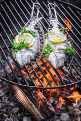 Fototapety  Smaczna ryba z ziołami i cytryną do grillowania