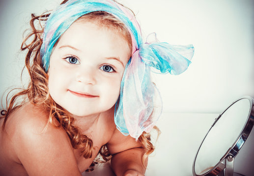 bambina a guardarsi nello specchio