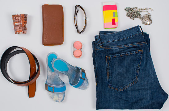 Sommer Mode Accessoires im Flat Lay Still auf wei&szlig;em Hintergrund
