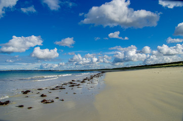 F, Bretagne, Finistère, blauer Wolkenhimmel über dem menschenleeren Strand von Keremma