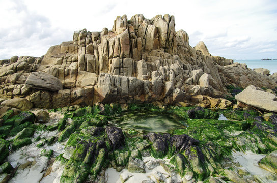 Ebbe am Atlantik, Blick auf imposante Klippenformation bei Brignogan-Plage, C&ocirc;te des Abers