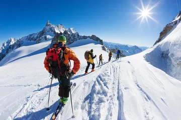 Papier Peint photo Sports dhiver A group of skiers start the descent of Vallée Blanche, Mont Blanc Massif, Chamonix, France.