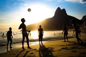 Papier Peint photo autocollant Copacabana, Rio de Janeiro, Brésil Les sections locales jouent au football sur la plage d& 39 Ipanema, Rio de Janeiro, Brésil