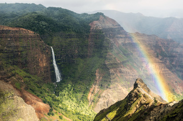 Rainbow according to the Waimea Canyon, Kauai, Hawaii-2