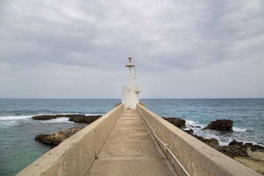 Strada per raggiunger eil faro - Otranto