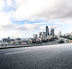 Obraz premium city road with cityscape and skyline of seattle