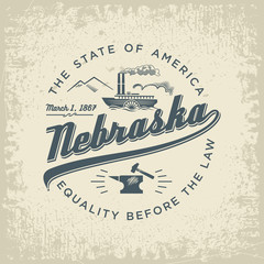 Небраска штат Америки, стилизованная винтажная эмблема на светлом фоне