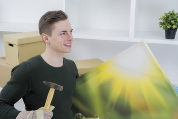 netter umzugshelfer mit wandbild