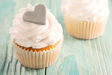 cupcakes on wooden table