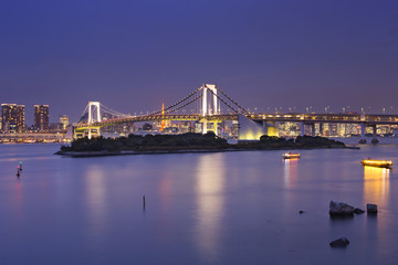 Obraz premium Tokyo Rainbow Bridge in Tokyo, Japan at night