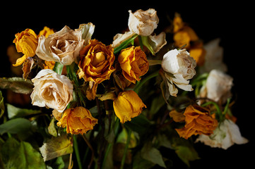 Verwelkter Rosenstrauß